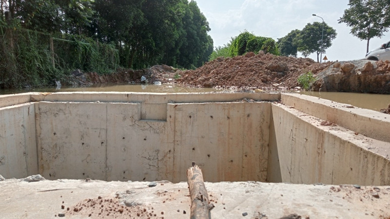 Dự án này được dư luận đặc biệt quan tâm, bởi lẽ đường ống nước sông Đà giai đoạn 1 liên tục bị vỡ trong quá trình sử dụng khiến sinh hoạt của hơn 70.000 hộ dân Thủ đô không ít lần bị đảo lộn. Nhiều cán bộ liên quan đến dự án này đã bị khởi tố về hành vi “Vi phạm quy định về xây dựng gây hậu quả nghiêm trọng”.