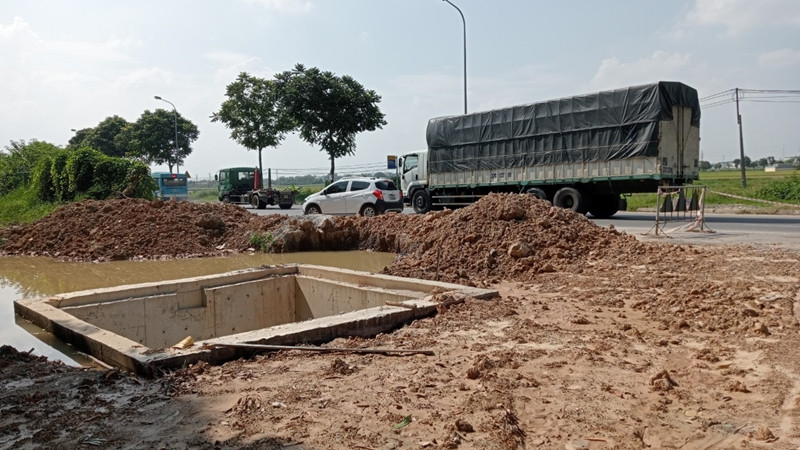 Mưa xuống biến đoạn công trường ngập nước, giống như cái bẫy chờ trực người đi đường.