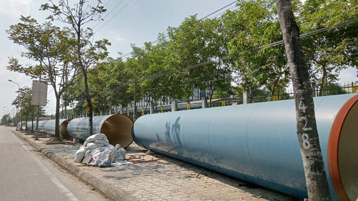 Hay vụ việc nguồn nước bị nhiễm dầu thải diễn ra vài năm trước. Đặc biệt, là những ý kiến lo ngại tranh cãi trong dư luận liên quan đến ống gang dẻo Trung Quốc. Cụ thể, Công ty Viwasupco đã lựa chọn nhà thầu trúng thầu là Công ty TNHH Sản xuất ống gang dẻo Xinxing (Trung Quốc) với giá trúng thầu thấp hơn khoảng 11,8% so với giá gói thầu được phê duyệt.