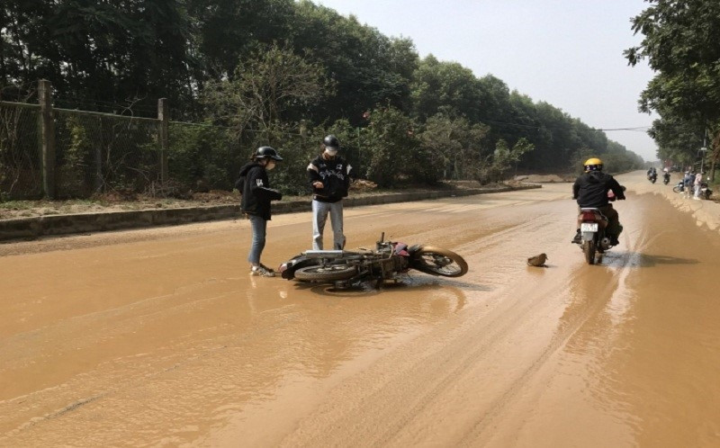 Người tham gia giao thông từng bị tai nạn ngã ra đường vì bùn đất từ các công trường kiểu này chảy ra làm trơn trượt.