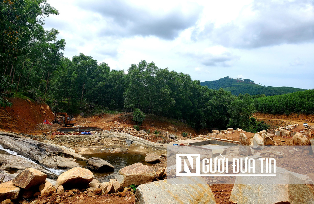 Khu vực xây dựng trái phép là đất rừng lâm nghiệp của ông Nguyễn Thanh Bình và ông Bình cũng là chủ công trình. Việc san ủi, xây dựng các hạng mục công trình tại khu vực này đã phá vỡ cảnh quan thiên nhiên. (Ảnh: Người đưa tin).