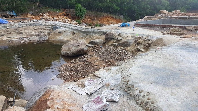 Tại hiện trường, ông Bình đã tự ý cho mở đường, làm đập ngăn suối, xây kè đá kiên cố và thi công một số hạng mục xung quanh trên đất rừng làm thay đổi hiện trạng khe suối tự nhiên. (Ảnh: Giáo dục và Thời đại).