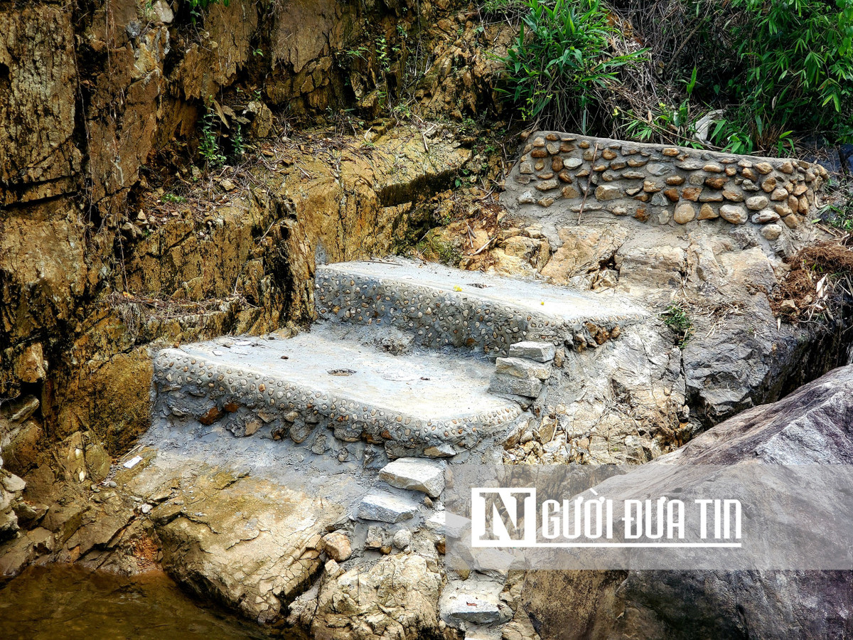 Một số hạng mục như: bể, bậc thang… đã được xây dựng dọc con suối. Thậm chí, 2 con đập nhỏ cũng đã được xây để ngăn suối. (Ảnh: Người đưa tin).