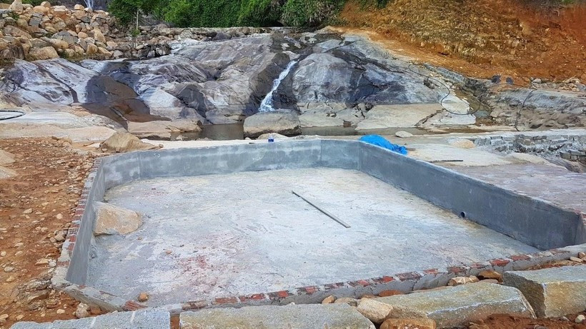 Đoàn yêu cầu ông Bình trình các giấy tờ liên quan đến việc cấp phép xây dựng nhưng ông này không cung cấp được. (Ảnh: Giáo dục và Thời đại).