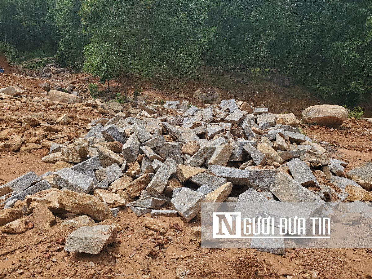 Hiện trạng xung quanh con suối đã được đào xới thay đổi cảnh quan. (Ảnh: Người đưa tin).