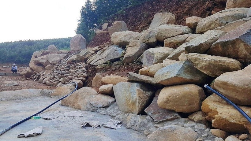 Nhiều khối lượng đá tảng, đá cắt chẻ đã được tập kết, sắp xếp để phục vụ việc xây dựng dự án. (Ảnh: Giáo dục và Thời đại).