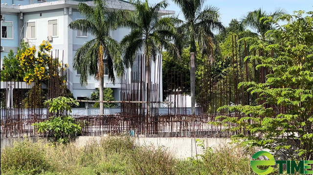 Dự án bao gồm khối nhà chính 12 tầng và 1 tầng hầm, xây dựng trên khu đất hơn 11.000m2 (nằm ở đường Lê Hữu Trác - Hồ Đắc Di, phường Nghĩa Lộ, TP Quảng Ngãi). Quy mô 500 giường bệnh, 40 phòng khám, 10 phòng mổ với đầy đủ các khoa phòng chuyên môn… (Ảnh: Etime).