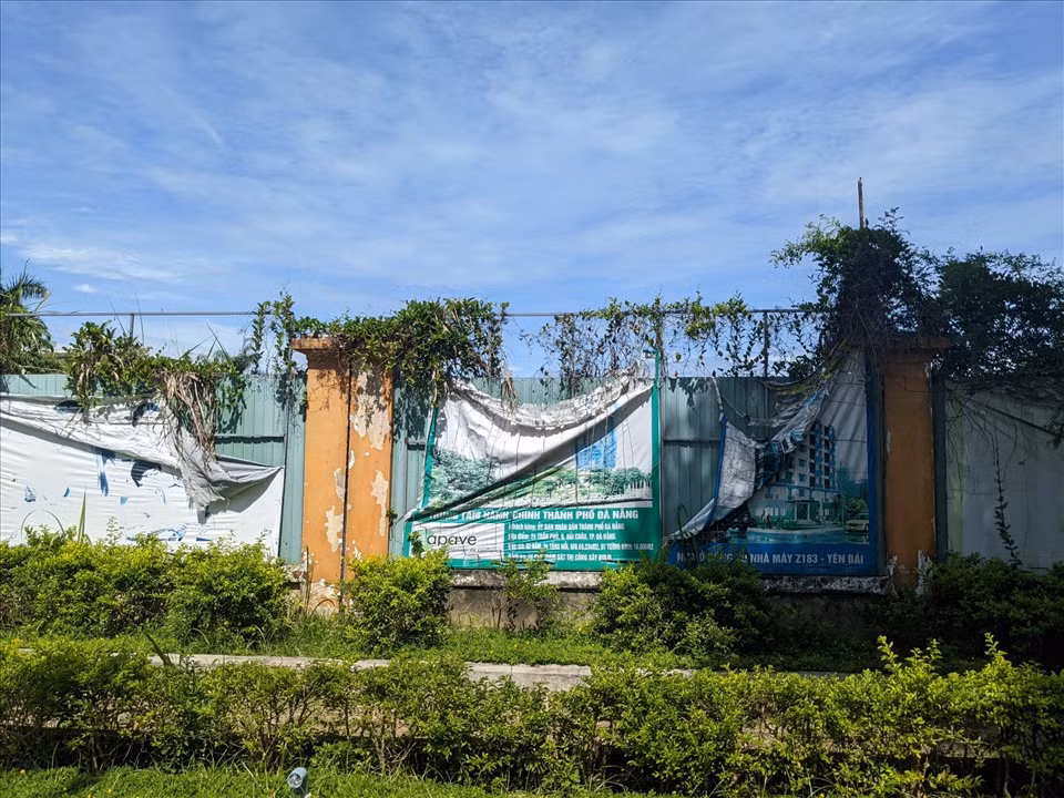 Trả lời báo chí, ông Lê Thanh Đức - Tổng Giám đốc Công ty TNHH Bệnh viện Đa khoa Quốc tế tỉnh Quảng Ngãi cho biết, đến thời điểm hiện tại, chủ đầu tư đã "rót" gần 148 tỷ đồng, tương đương 13,4% tổng mức đầu tư. (Ảnh: Lao Động).