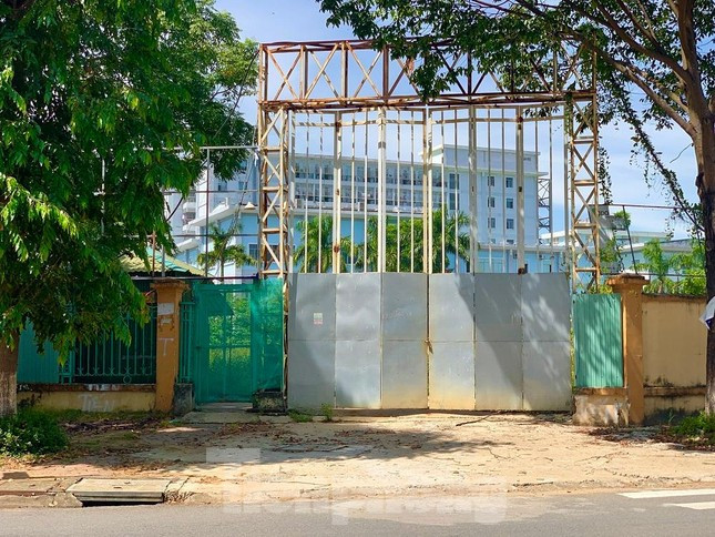 Trong khi đó, theo Bệnh viện Đa khoa tỉnh Quảng Ngãi, đơn vị này chỉ góp bằng giá trị lợi thế vị trí, giá trị thương hiệu, giá trị đầu tư công trình chung, giá trị tài sản trên đất, chứ không thể chịu trách nhiệm vay vốn để làm dự án. (Ảnh: Tiền Phong).