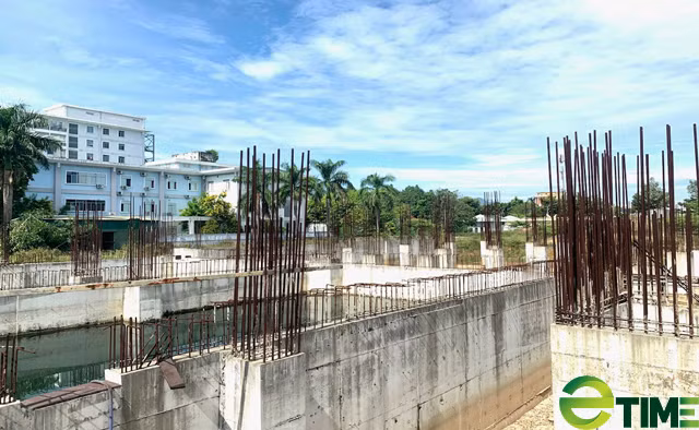 Sau nhiều năm thi công, toàn bộ dự án mới chỉ hoàn thành xong phần móng và đang "giậm chân tại chỗ". (Ảnh: Etime).