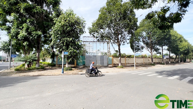 Liên quan đến dự án, ông Đặng Văn Minh - Chủ tịch UBND tỉnh Quảng Ngãi cho biết đã chỉ đạo thanh tra toàn bộ dự án. Theo ông Minh, từ kết quả thanh tra, tỉnh mới có hướng xử lý, tháo gỡ những vướng mắc. (Ảnh: Etime).