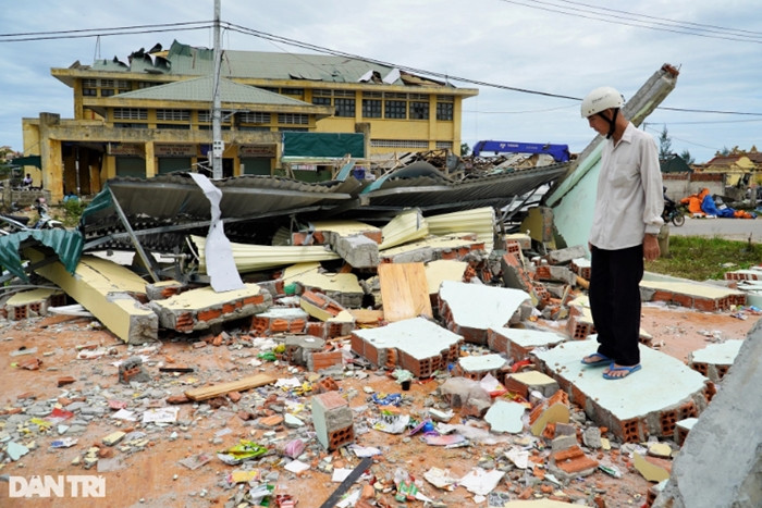 Nằm ngay cạnh chợ, căn nhà mà chị Nguyễn Thị Hiền thuê bán hàng tạp hóa đã bị đổ sập hoàn toàn. Theo ông Nguyễn Cương (68 tuổi, bố ruột chị Hiền), thời điểm căn nhà bị sập có 4 người bên trong là chị Hiền và 3 người con. Bị cả mảng tường đè lên, họ chỉ bị thương, may mắn thoát chết. Sau khi được hàng xóm hỗ trợ, chị Hiền và các con được đưa đi bệnh viện cấp cứu, hiện sức khỏe tiến triển tốt.