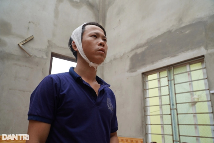 Anh Võ Văn Tính (30 tuổi) là một trong số những người bị thương sau cơn cuồng phong. Nhà anh cũng bị tốc mái, nhiều đồ đạc hư hỏng. Khi cơn lốc xảy ra, trong nhà có mẹ, vợ anh cùng con 30 tháng tuổi. "Lúc đó, tôi ở gian ngoài, còn vợ con tôi ở trong phòng ngủ, còn mẹ tôi trốn ở căn phòng khác. Tôi đứng cạnh phòng ngủ nên vội chạy vào phòng, lấy thân mình che cho vợ con. 5 phút sau khi cơn lốc qua đi, tôi vội vã đưa mẹ, vợ con qua nhà hàng xóm trú ẩn. Lúc này, tôi mới cảm nhận được cơn đau trên đầu, đưa tay lên kiểm tra thì thấy máu. Hàng xóm hỗ trợ đưa tôi đi bệnh viện và phải khâu 6 mũi", anh Tính kể lại.