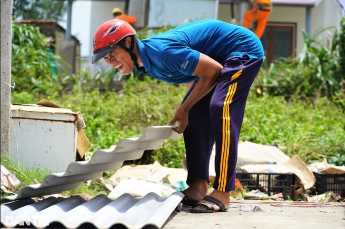 Chiều nay (29/9) khi thời tiết thuận lợi hơn, nhiều tiểu thương tại chợ đã gượng dậy để dọn dẹp đống đổ nát, sửa chữa hàng quán để tiếp tục kinh doanh trong thời gian tới.