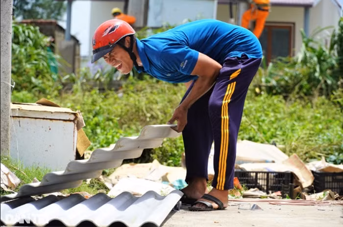 Chiều nay (29/9) khi thời tiết thuận lợi hơn, nhiều tiểu thương tại chợ đã gượng dậy để dọn dẹp đống đổ nát, sửa chữa hàng quán để tiếp tục kinh doanh trong thời gian tới.