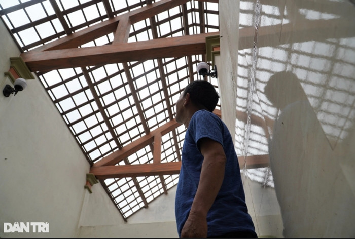 Cách cửa hàng tạp hóa của chị Hiền không xa, nhiều căn nhà khác cũng bị cuốn phăng mái.