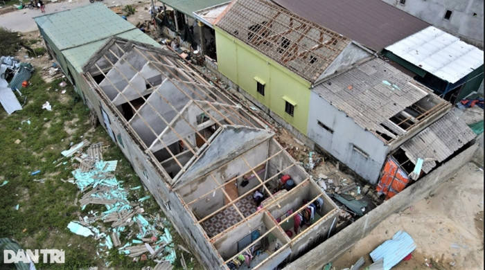 Trước đó, các lực lượng bộ đội biên phòng, công an, dân quân tự vệ đã được cử đến để giúp người dân khắc phục hậu quả. Ông Võ Văn Hưng, Chủ tịch UBND tỉnh Quảng Trị cũng có mặt tại hiện trường để thăm hỏi, động viên bà con bị ảnh hưởng.