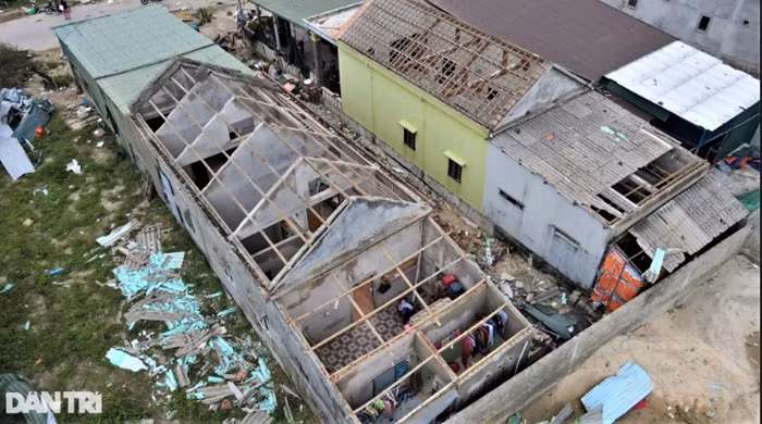 Trước đó, các lực lượng bộ đội biên phòng, công an, dân quân tự vệ đã được cử đến để giúp người dân khắc phục hậu quả. Ông Võ Văn Hưng, Chủ tịch UBND tỉnh Quảng Trị cũng có mặt tại hiện trường để thăm hỏi, động viên bà con bị ảnh hưởng.