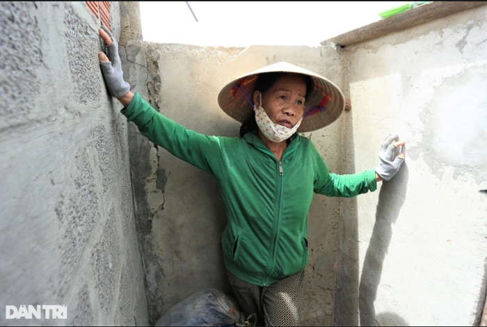 Bà Bùi Thị Bốn (63 tuổi) cho biết, chiều 27/9, địa phương này có mưa lớn. Khoảng 15h20, trận lốc xoáy kéo đến. "Gió thổi vù vù, rất mạnh. Quá sợ hãi, tôi núp sát vào vị trí đang đứng đây và lấy bao tải che lên đầu. Trong vòng 5 phút, mọi thứ bị lốc xoáy giật, cuốn phăng. Chỉ sau khi nó qua đi, tôi mới biết mình may mắn không sao cả, còn hàng hóa là gạo tôi bán đã không còn", bà Bốn kể.