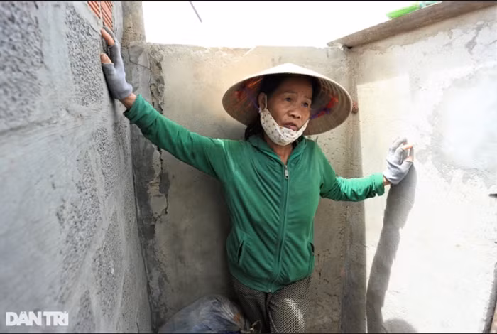 Bà Bùi Thị Bốn (63 tuổi) cho biết, chiều 27/9, địa phương này có mưa lớn. Khoảng 15h20, trận lốc xoáy kéo đến. "Gió thổi vù vù, rất mạnh. Quá sợ hãi, tôi núp sát vào vị trí đang đứng đây và lấy bao tải che lên đầu. Trong vòng 5 phút, mọi thứ bị lốc xoáy giật, cuốn phăng. Chỉ sau khi nó qua đi, tôi mới biết mình may mắn không sao cả, còn hàng hóa là gạo tôi bán đã không còn", bà Bốn kể.