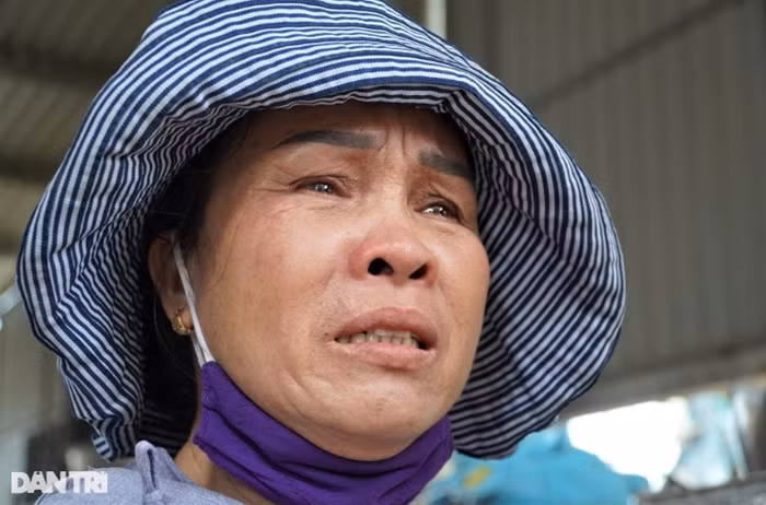 Mẹ của anh Tính là bà Nguyễn Thị Vũ (58 tuổi) bật khóc khi nhớ lại thời khắc kinh hoàng. Bà nói chồng mình mất sớm vì bệnh hiểm nghèo. Cách đây không lâu, gia đình bà đã vay 130 triệu đồng để sửa chữa căn nhà. "Giờ nhà lại bị lốc làm cho hư hỏng, chúng tôi chưa có chỗ ở, cũng không biết lấy đâu ra tiền sửa chữa lại", bà Vũ nói.