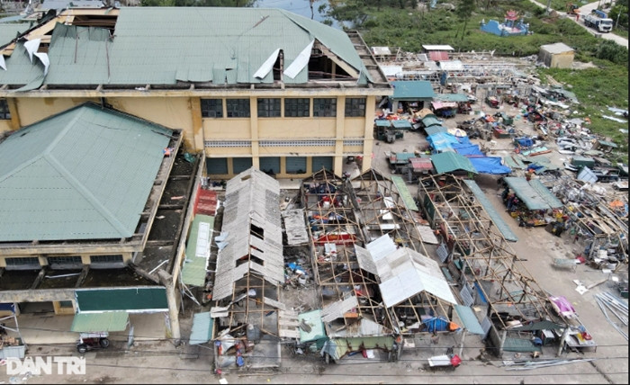 Xung quanh gian chính của chợ vẫn còn đó những hình ảnh tan hoang với hơn một trăm hàng quán bị tốc mái, chủ yếu làm bằng tôn và fibro xi măng. Hàng hóa tại các hàng quán này đa số cũng đều bị cuốn bay hoặc hư hỏng.