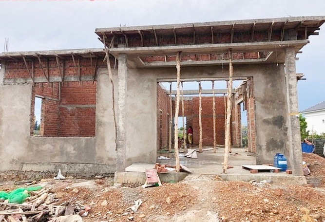 Đồng thời, tổ cũng đã thực hiện nhiều biện pháp trước mắt là giăng dây ngăn lại các tuyến đường xây dựng tự phát. Đối với các tổ chức, cá nhân và thợ xây dựng đang có công trình xây dựng không phép thì địa phương đã yêu cầu đình chỉ thi công. (Ảnh: Người lao động).