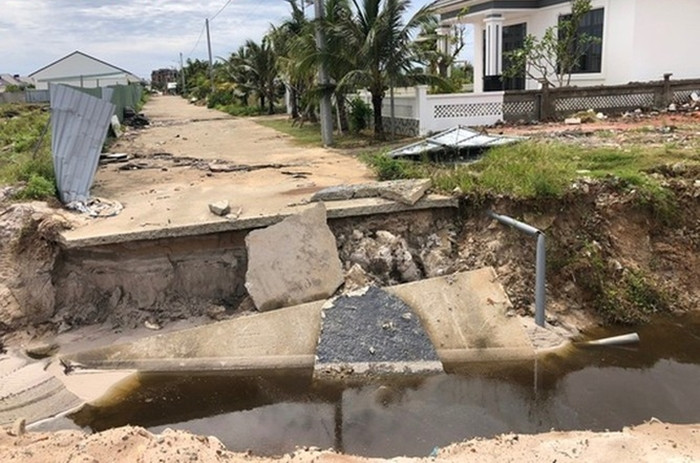 Các ngã đường vào khu biệt thự dường như đã bị phong tỏa bằng các hố sâu do lực lượng chức năng dùng cơ giới phá hủy vào ngày 20/9. Để vào được khu vực này, chỉ còn cách đi bộ vòng qua một lối mòn duy nhất của khu đất khác. (Ảnh: Người lao động).