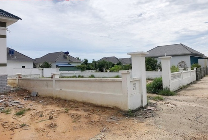 UBND xã Dương Tơ yêu cầu các tổ chức, cá nhân đang sử dụng đất trong khu vực vi phạm sớm cung cấp hồ sơ, giấy tờ mua bán, chuyển nhượng đất cho cơ quan này, chậm nhất là 20/9, để xử lý theo quy định pháp luật. (Ảnh: Người lao động).