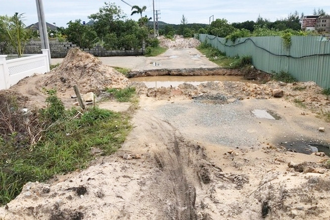 Hiện, một số đường bê tông vào khu đất có nhà xây dựng trái phép đã bị xe ủi đào phá. Việc xử lý “mạnh tay” này được chính quyền sở tại áp dụng nhằm ngăn cản những người xây nhà trái phép tái lấn chiếm công. (Ảnh: Người lao động).