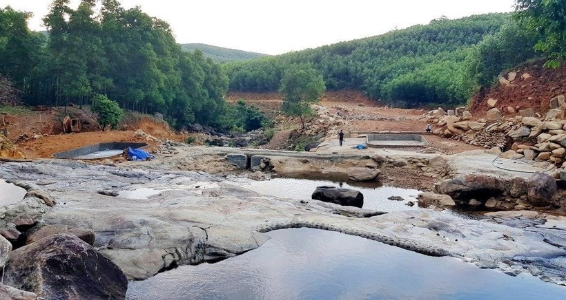 Chan suoi, bat doi xay khu du lich trai phep o Hue: Huyen noi gi?