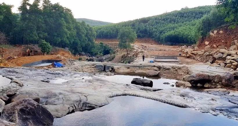 Chan suoi, bat doi xay khu du lich trai phep o Hue: Huyen noi gi?