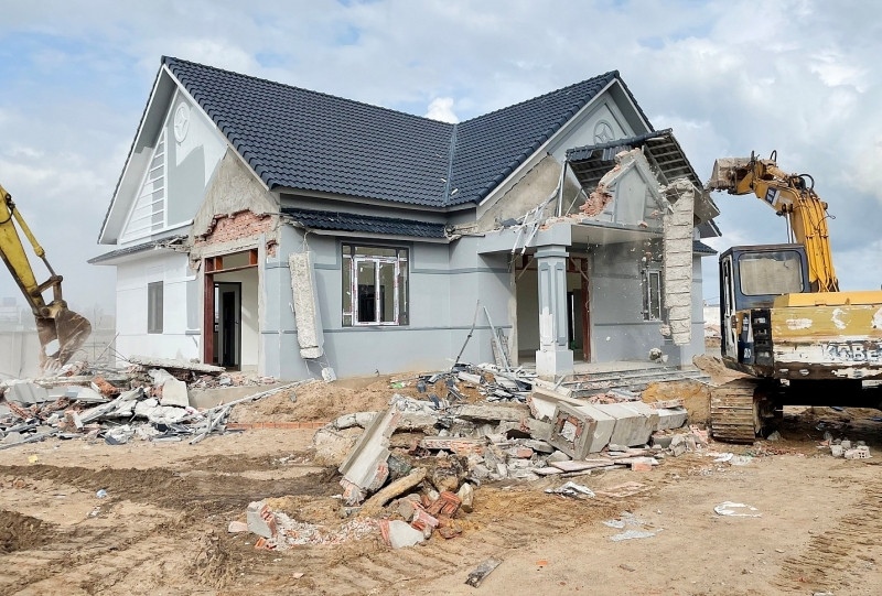 Ông Huỳnh Văn Nhân - Chủ tịch UBND xã Dương Tơ cho biết, khoảng năm 2019 UBND xã cũng đã đến kiểm tra, lập biên bản, xử phạt và cưỡng chế buộc tháo dỡ 12 căn biệt thự xây dựng không phép trên đất do Nhà nước quản lý. Đồng thời, do ảnh hưởng dịch bệnh COVID-19, các tổ chức, cá nhân đã lợi dụng xây dựng biệt thự, nhà ở trái phép. (Ảnh: Dân Trí).