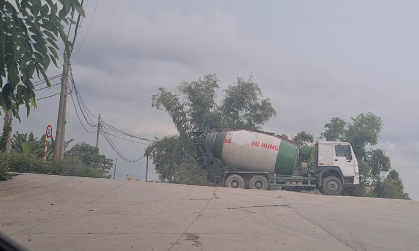 Xe tai “cay nat” duong de song Duong: So GTVT Bac Ninh noi gi?