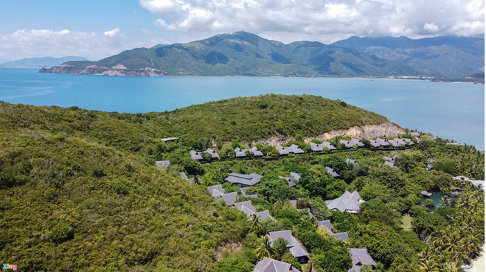 Khu B gồm hệ thống 49 bungalow và 15 biệt thự nghỉ dưỡng. Khu C nằm ở phía đông đảo Hòn Tằm. Nơi đây có dịch vụ tắm bùn, với diện tích 42.000 m2, được xây dựng đưa vào hoạt động từ năm 2019. (Ảnh: Zing).