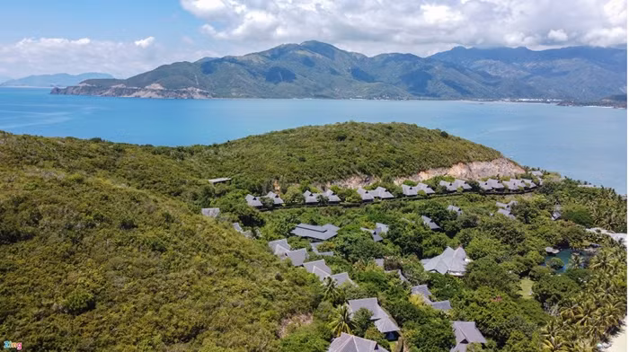 Khu B gồm hệ thống 49 bungalow và 15 biệt thự nghỉ dưỡng. Khu C nằm ở phía đông đảo Hòn Tằm. Nơi đây có dịch vụ tắm bùn, với diện tích 42.000 m2, được xây dựng đưa vào hoạt động từ năm 2019. (Ảnh: Zing).