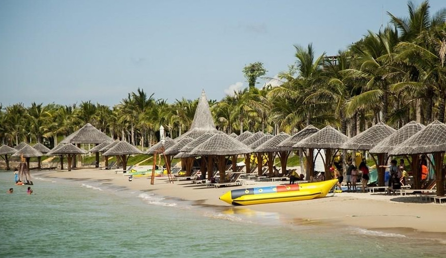 Trong đó, khu A dành cho khách tham quan trong ngày và trải nghiệm các dịch vụ, như trò chơi trên biển, tàu lặn thể thao... (Ảnh: TTXVN).