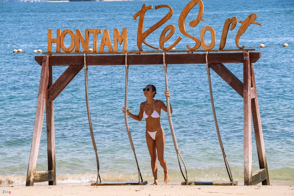 Muốn lên đảo, du khách có thể lựa chọn mua các gói vé tour ở đại lý hoặc mua trực tiếp trên đảo. (Ảnh: Zing).