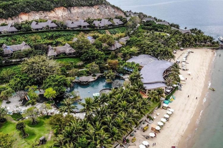 Nơi đây còn được ví như “thiên đường biển xanh lãng mạn”, bởi sở hữu nhiều nét đẹp nguyên sơ, thuần khiết cùng địa thế nằm giữa vùng biển trong xanh luôn là lựa chọn hàng đầu của các tín đồ du lịch. (Ảnh: khamphanhatrang).