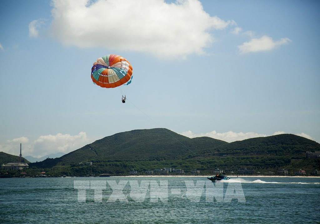 Ngày 25/12/2006, Công ty CP Hòn Tằm Biển Nha Trang được thành lập và tiếp nhận đầu tư khai thác từ Công ty cung ứng tàu biển Khánh Hòa. Đến năm 2013, khu resort Hòn Tằm Eco Green đổi tên thành Merperle Resort &amp; Hotel. (TTXVN).