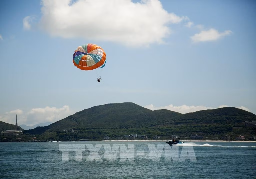 Ngày 25/12/2006, Công ty CP Hòn Tằm Biển Nha Trang được thành lập và tiếp nhận đầu tư khai thác từ Công ty cung ứng tàu biển Khánh Hòa. Đến năm 2013, khu resort Hòn Tằm Eco Green đổi tên thành Merperle Resort &amp; Hotel. (TTXVN).