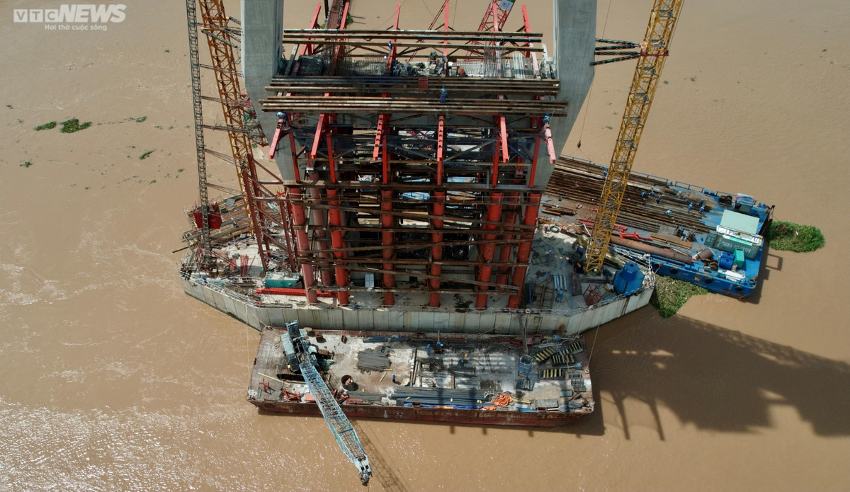 Hiện, thân trụ chính T15 thân trụ T16 thi công được khoảng 70%, dự kiến xong toàn bộ trụ vào cuối năm nay. (Ảnh: VTC News).