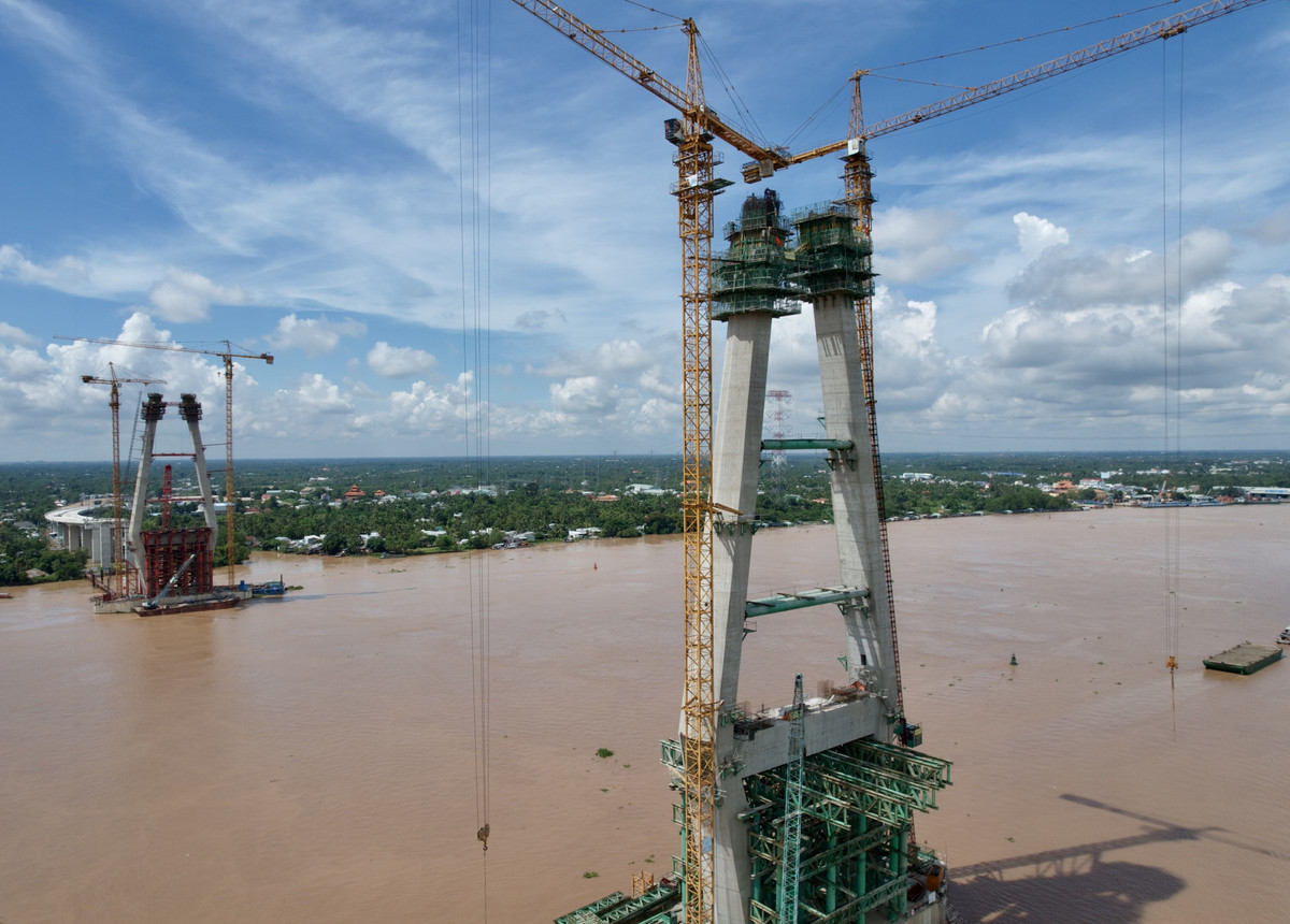 Cầu Mỹ thuận 2 là dự án cầu dây văng lớn với nhịp chính dây văng dài 650m, hai trụ tháp (T15, T16) cao 125,5m. (Ảnh: VTC News).