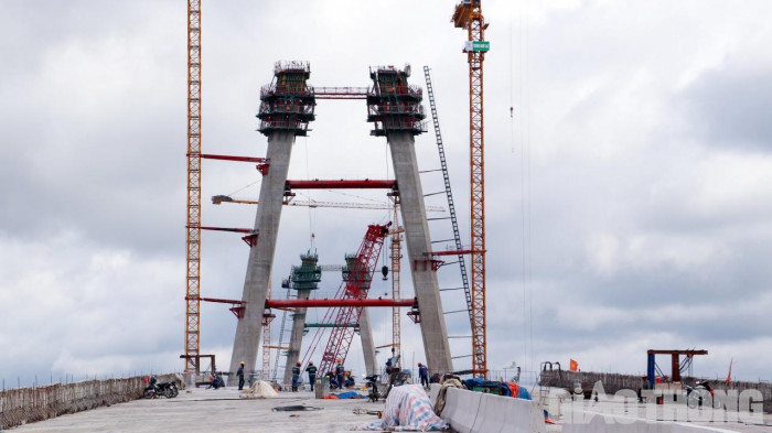 Sau gần 30 tháng thi công, hình hài cầu Mỹ Thuận 2 bắc qua sông Tiền đã dần lộ diện. (Ảnh: Báo Giao thông).