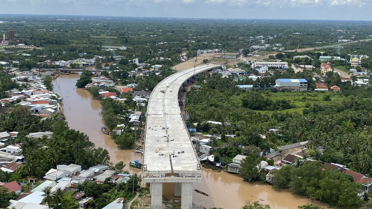 Phần cầu dẫn phía Vĩnh Long (bao gồm 3 nhịp đúc hẫng, 14 nhịp Super T) và 0,4km đường dẫn hiện thi công đạt hơn 88%, dự kiến hoàn thành trong tháng 10/2022. (Ảnh: VTC News).