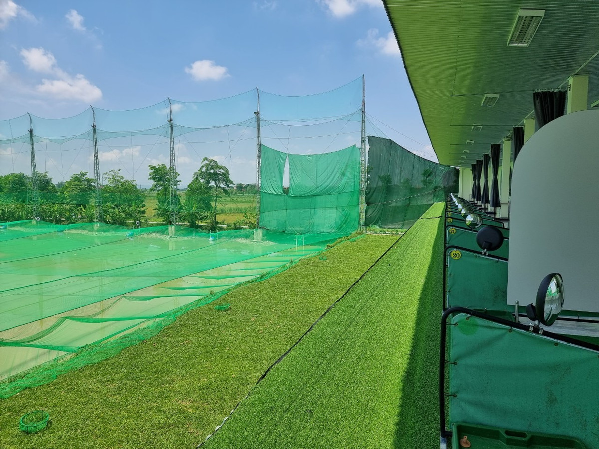 Được biết, Công ty cổ phần Synot ASEAN đã có văn bản gửi Sở Kế hoạch và Đầu tư tỉnh Nghệ An, đề nghị điều chỉnh diện tích ao, hồ nuôi cá giống, cá thương phẩm, khu hành chính, dịch vụ, phục vụ sản xuất, hệ thống sân, đường giao thông nội bộ, cây xanh, bãi đậu xe… (Trong ảnh là các trụ tập glof được xây dựng bên mép bờ ao nuôi cá. Ảnh: Lao Động).