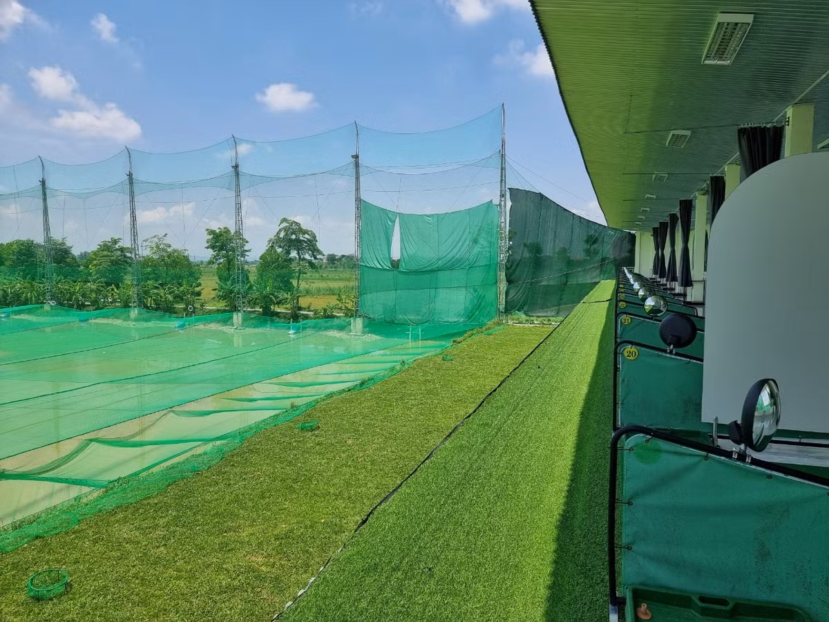 Được biết, Công ty cổ phần Synot ASEAN đã có văn bản gửi Sở Kế hoạch và Đầu tư tỉnh Nghệ An, đề nghị điều chỉnh diện tích ao, hồ nuôi cá giống, cá thương phẩm, khu hành chính, dịch vụ, phục vụ sản xuất, hệ thống sân, đường giao thông nội bộ, cây xanh, bãi đậu xe… (Trong ảnh là các trụ tập glof được xây dựng bên mép bờ ao nuôi cá. Ảnh: Lao Động).