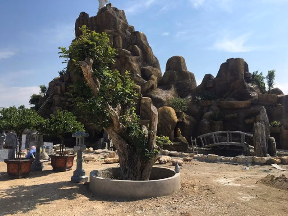 Dự án phê duyệt là vậy nhưng theo phản ánh, trên khu đất để thực hiện dự án trên, chủ đầu tư đã xây dựng nhiều hạng mục “chui” như: Ngọn núi nhân tạo lớn mang tên Ngũ Phúc; sân bóng đá nhân tạo; khu sân tập golf; 7 kỳ quan thế giới…(Ảnh: Tài nguyên và Môi trường).