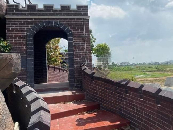 Quyết định yêu cầu công ty dừng ngay mọi hoạt động thi công công trình vi phạm. Trong thời hạn 60 ngày kể từ ngày lập biên bản xử phạt vi phạm hành chính, ông Nguyễn Như Ý phải làm thủ tục đề nghị cơ quan có thẩm quyền điều chỉnh hoặc cấp lại giấy phép xây dựng. (Ảnh: Báo Xây dựng).