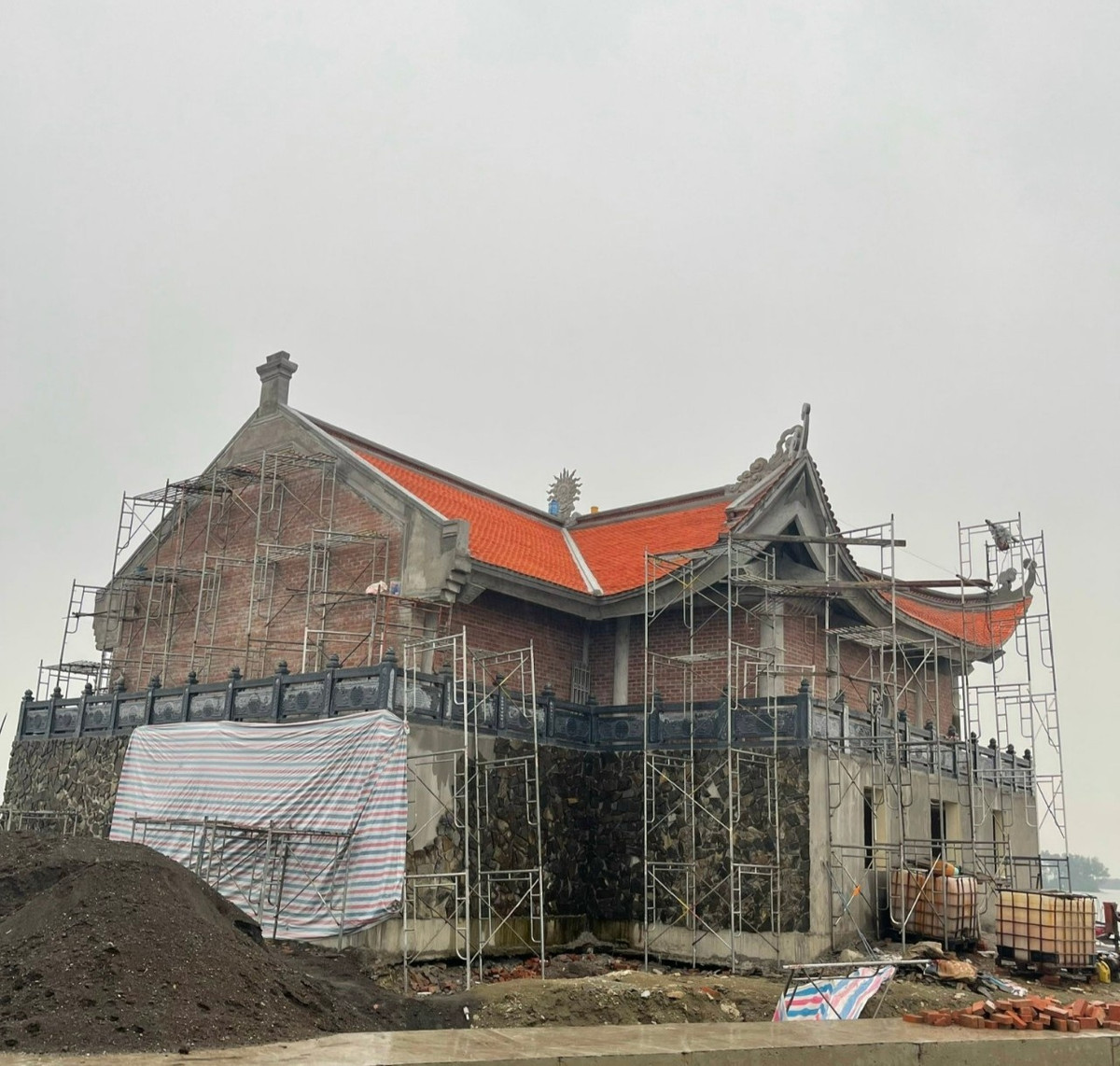 Công trình được gọi là “đền Phúc Giang” có kết cấu gồm nền đá, tường gạch, lợp mái ngói đỏ, kiến trúc dạng miếu thờ. (Ảnh: Thanh Niên).